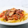 Tagliatelle con pollo marinato, funghi porcini e profumo di sagge